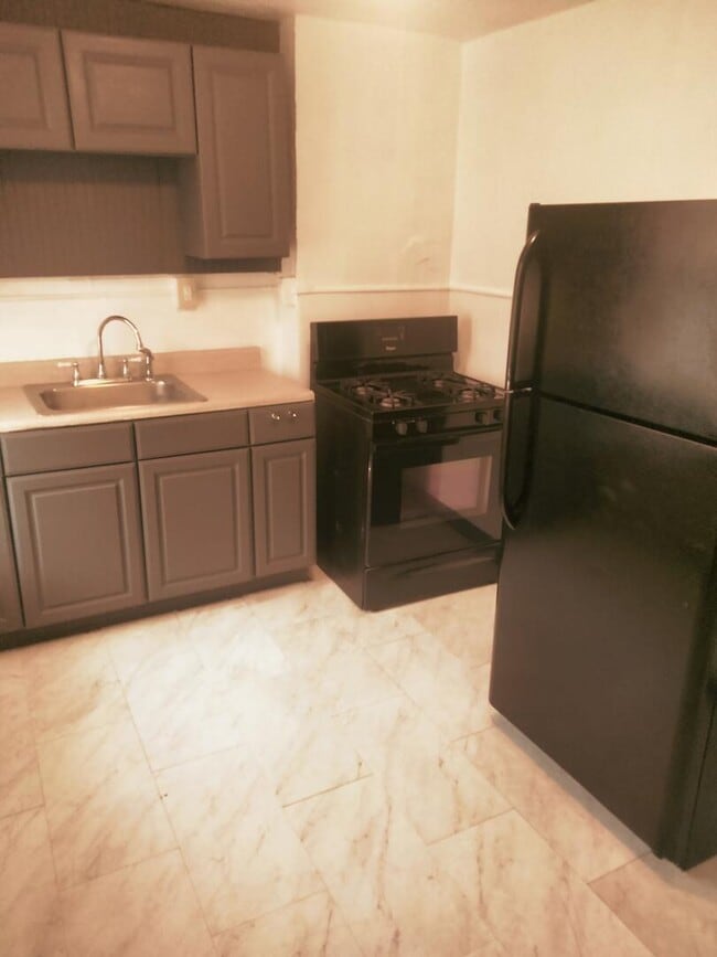 Building Photo - 300 E 12th Ave Unit 2nd Floor Rear