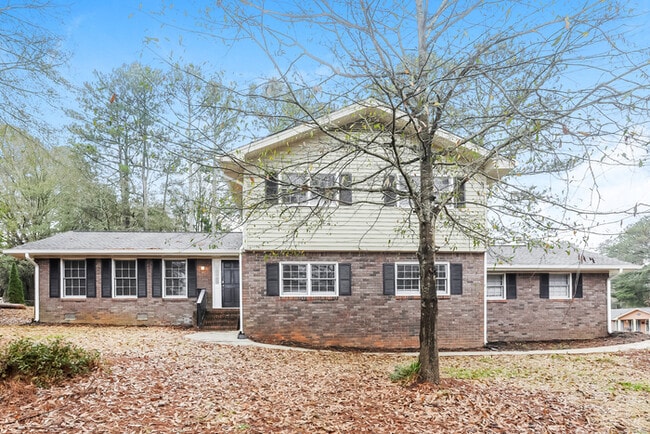 Building Photo - 2531 Country Club Dr SE