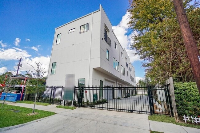 Photo - 645 W 16th St