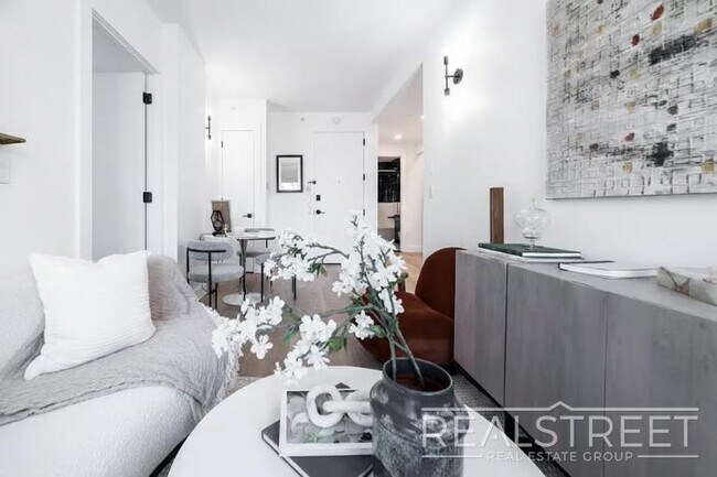 Photo - Welcome home to this bright and well-proportioned 2-bedroom, 1-bath apartment on a charming, tree-li Unidad 5F