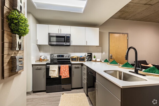 4BR, 2BA - 1,000SF - Kitchen