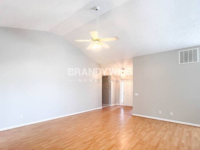 Photo - 940 Durham Way