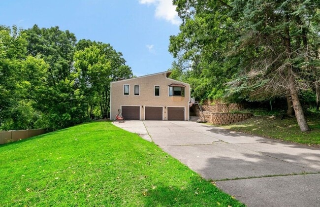 Photo - 955 McKnight Rd S