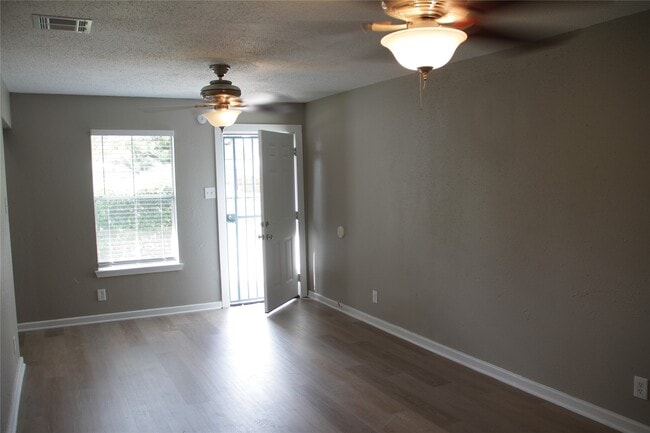 Photo - 5400 Sheldon St