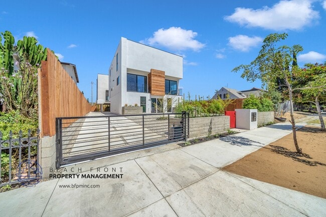 Building Photo - 660 N. Mariposa Ave.