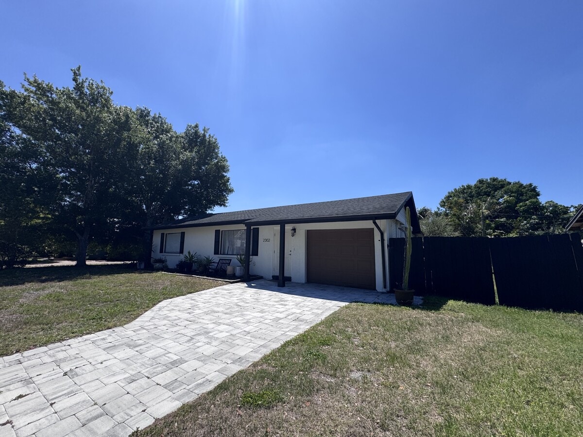 Photo - 2302 Hyde Park St