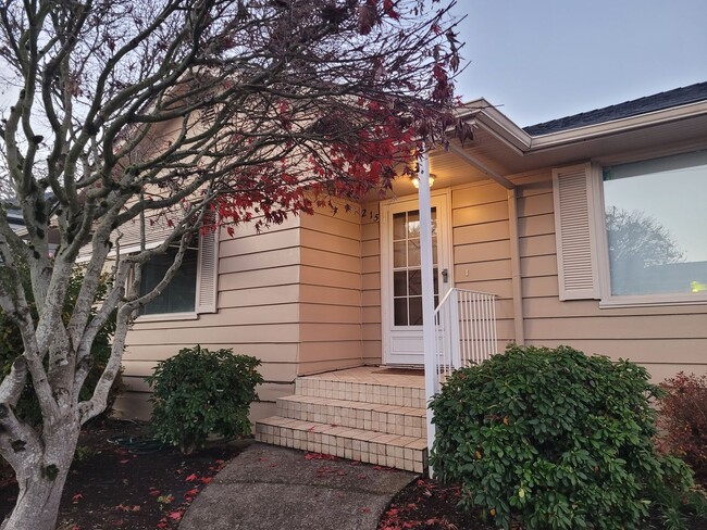 3 bed/2 bath S. Salem Home w/ Finished Bas... - 3 bed/2 bath S. Salem Home w/ Finished Bas...