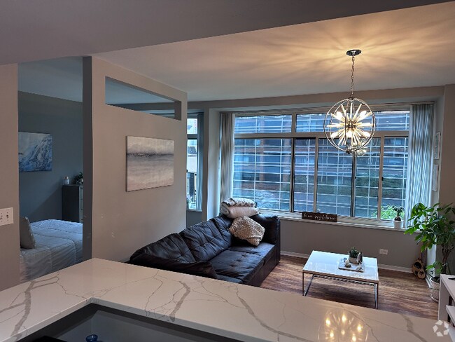 Building Photo - 211 E Ohio St Rental