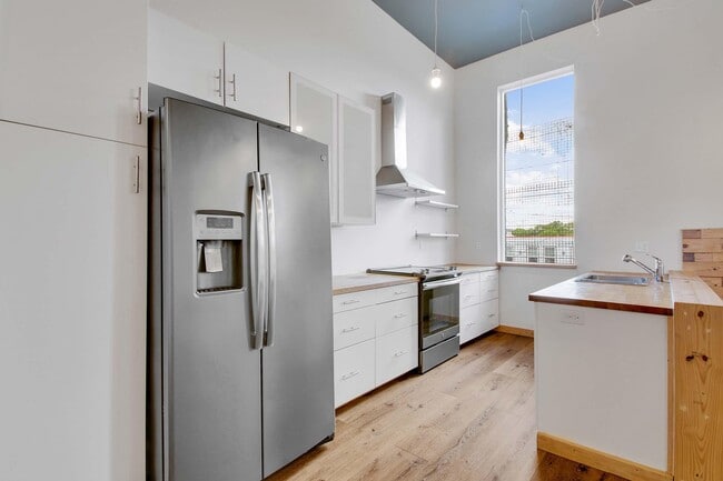 Building Photo - Lofts at 305