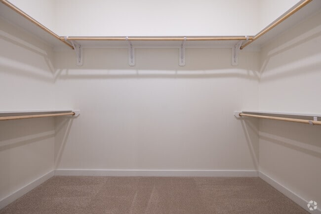 3BR, 2.5BA - 1,628SF - Main Closet