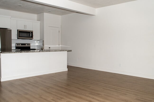 Photo - 418-1580 1580 E