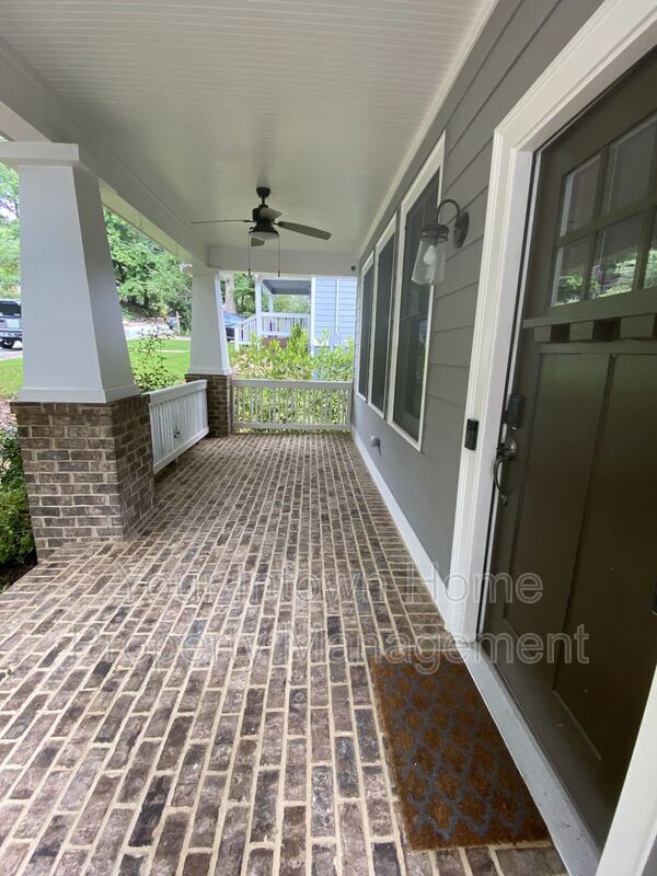 Photo - 137 Flora Ave NE