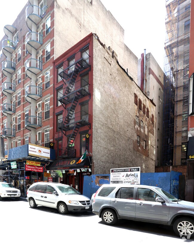 Primary Photo - 130 William St