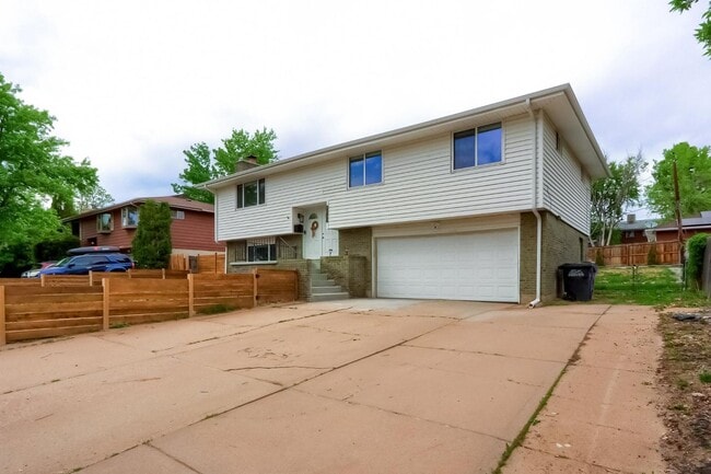 4 BED 3 BATH HOUSE NEAR CREAK PARK!!! - 4 BED 3 BATH HOUSE NEAR CREAK PARK!!!
