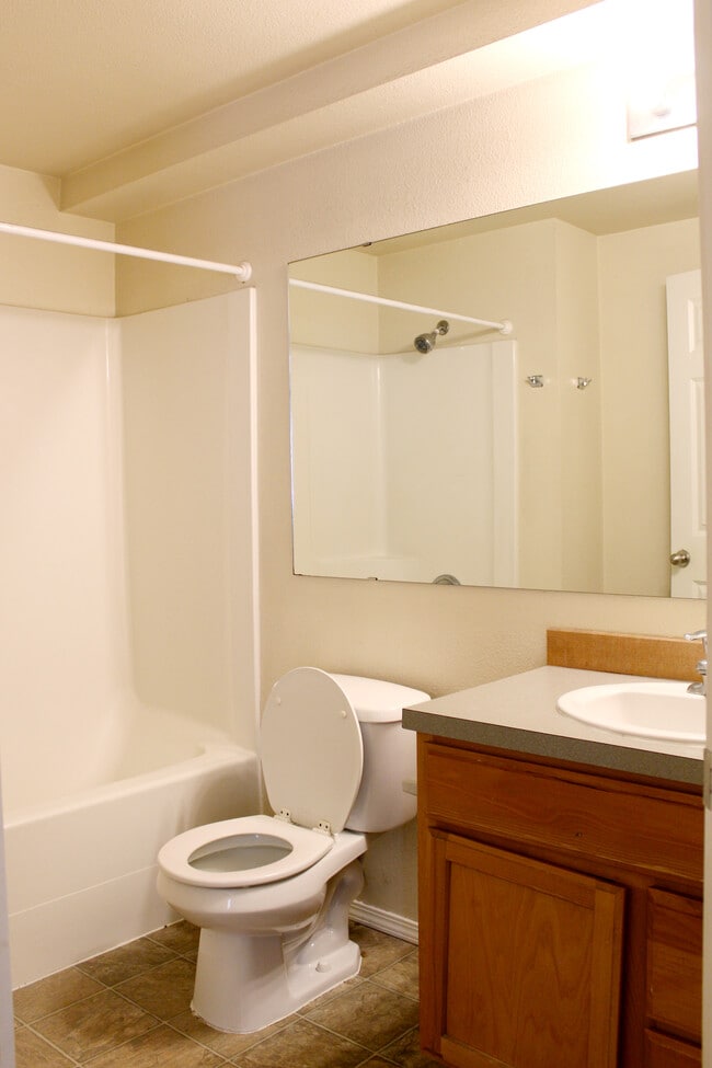 Photo - 1002 NE B St