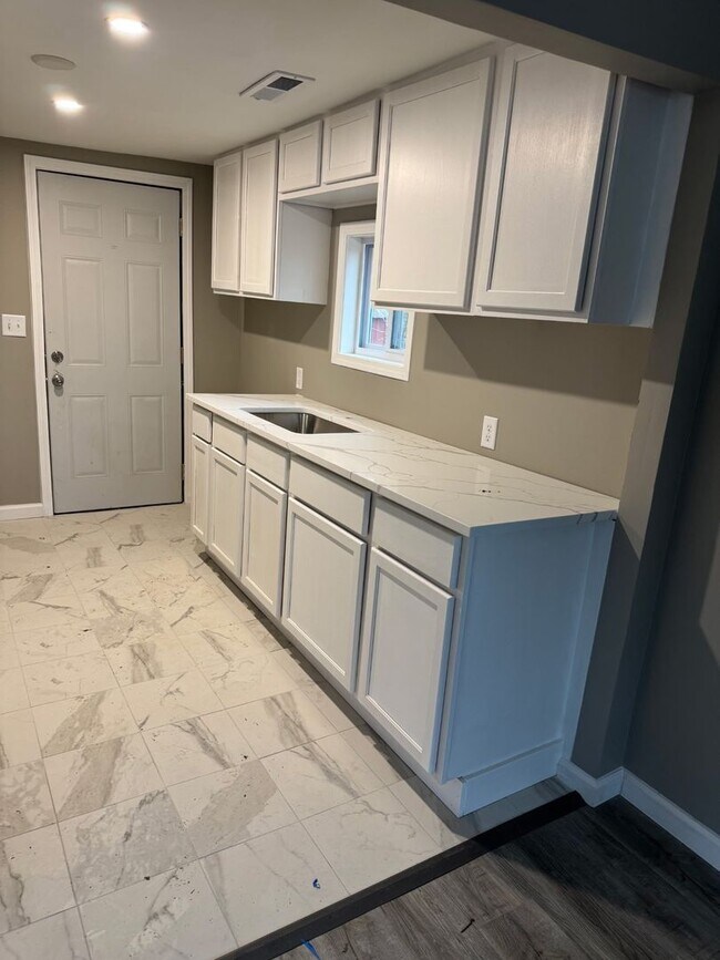 Building Photo - 1949 Beck St