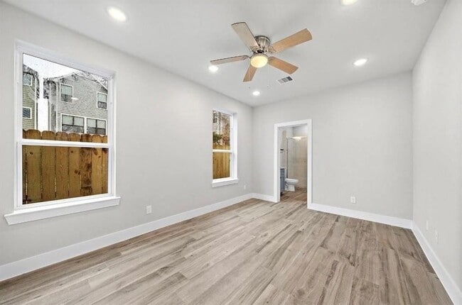 Photo - 232 W 28th St