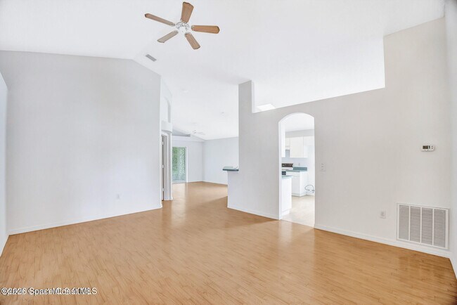 Photo - 958 Pine Creek Cir NE