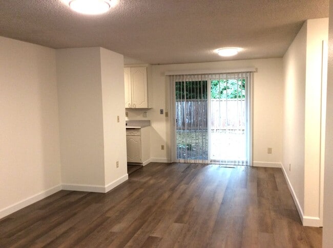 Photo - Charming 2 BDRM, 1 BATH Duplex - Universit...