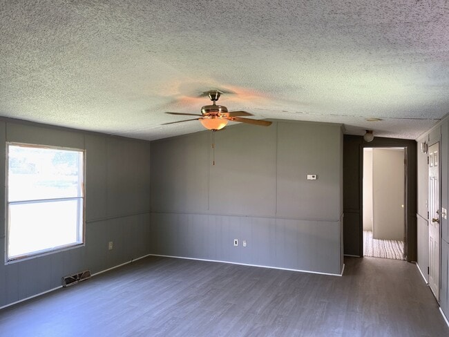 225 Hillsdale Estates Ln