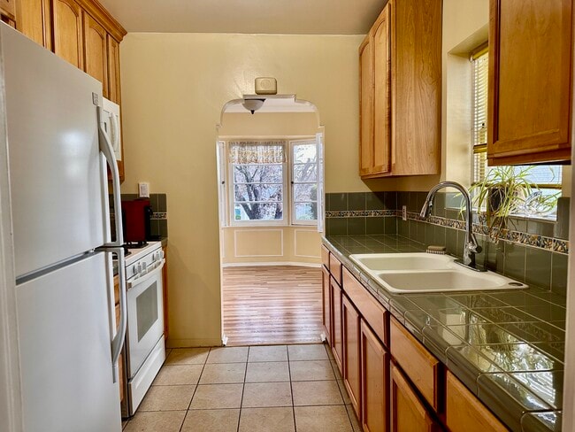 Cocina - 25 Lowell Ave