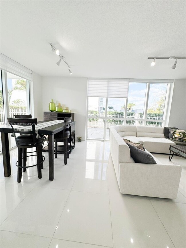 Photo - 1871 NW S River Dr Unidad 705
