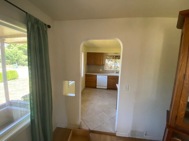 ¡Toques pintorescos! - 2575 Sheridan Ave