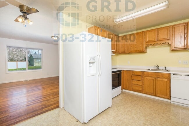 Photo - 2 Bedroom Bungalow in Northeast Portland - Huge Backyard!