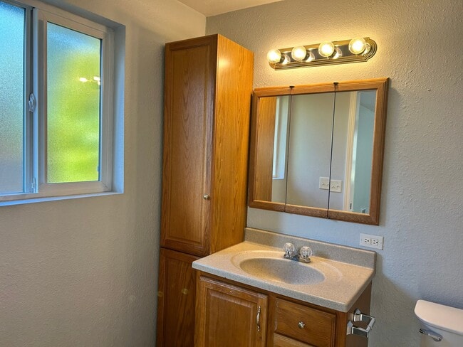 Photo - 2527 Smithers Ave S