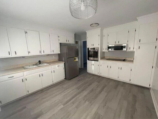 Photo - Comfortable & Convenient Living in the Heart of West Columbia