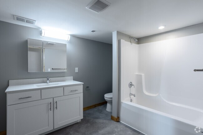 3BR, 1.5BA - 1668SF - Primary Bathroom - Bucktown Lofts