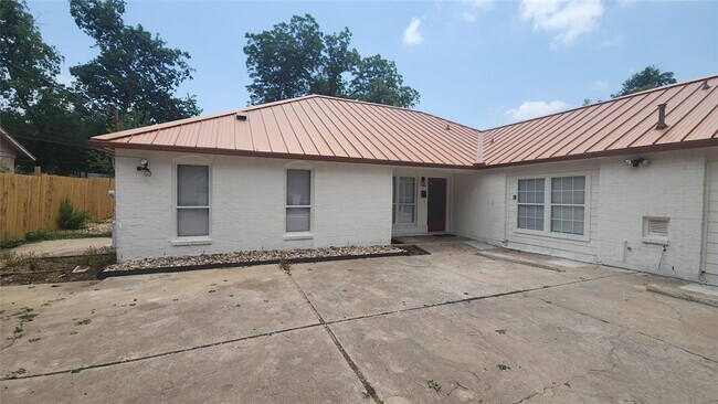 Building Photo - 1005 W Martin Luther King Jr Blvd Rental