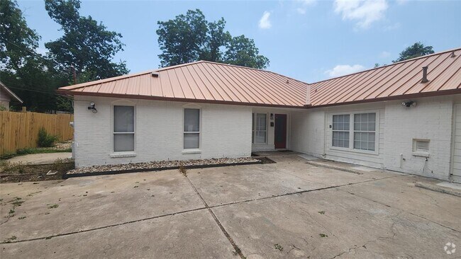 Building Photo - 1005 W Martin Luther King Jr Blvd Rental