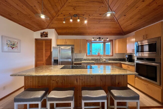 Building Photo - Furnished 3Bed/2Bath Turnkey with Scenic Views and Included Amenities.