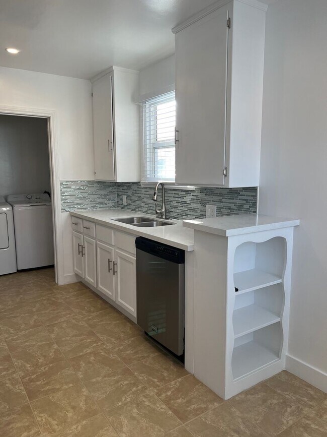 8606-8610 1/2 Beverlywood St.