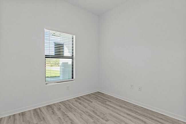 Photo - 548 Knapp St