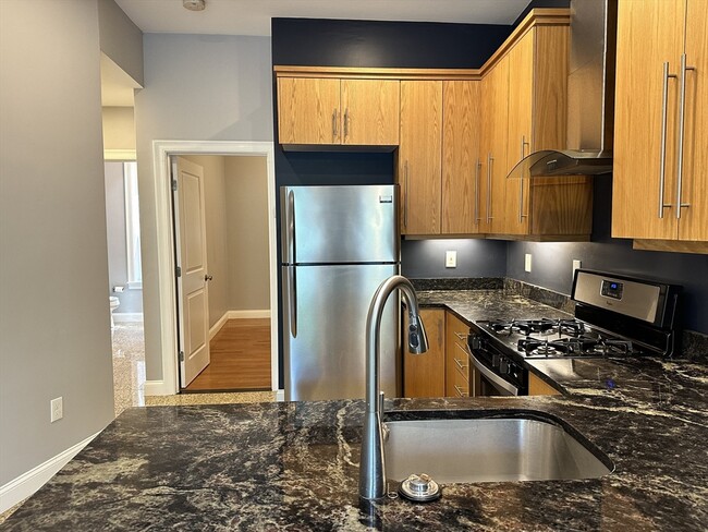 Building Photo - 8 Bard Ave Unit 2