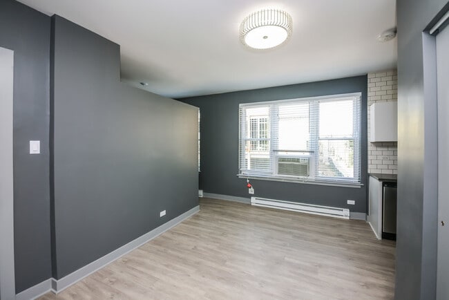 Photo - 944 W Montrose Ave