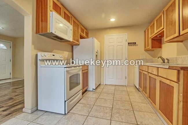 Photo - 2 Bed, 2 Bath Home with a Large Yard Near Glenfair Park