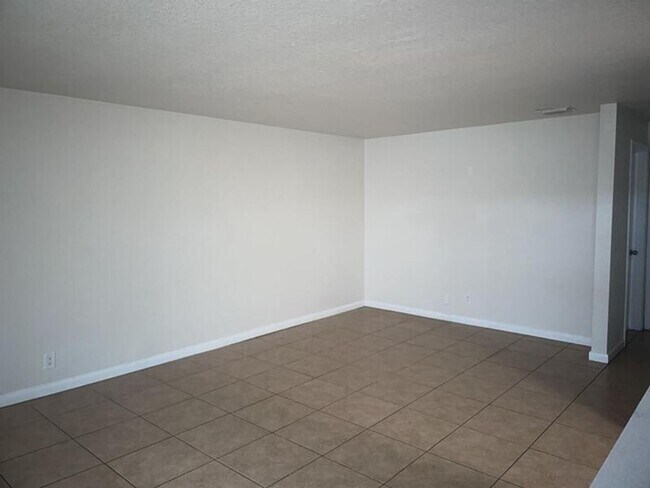 Photo - LARGE NEWLY RENOVATED 2 BEDROOM APARTMENTS Unit 1520-30 - 2/1 - U