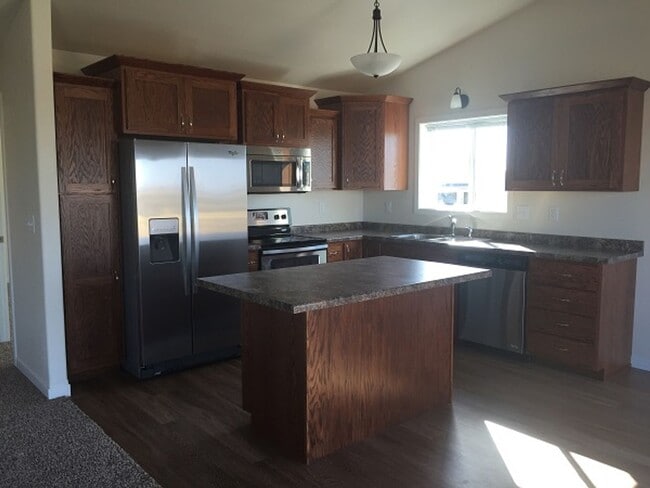 Building Photo - 3 Bed 2 Bath Twin Home