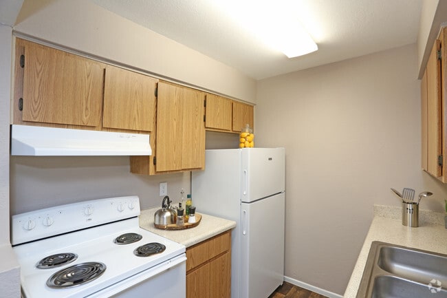 2BR, 2BA - 905 SF
