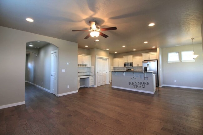 Photo - 556 Roslyn Ct