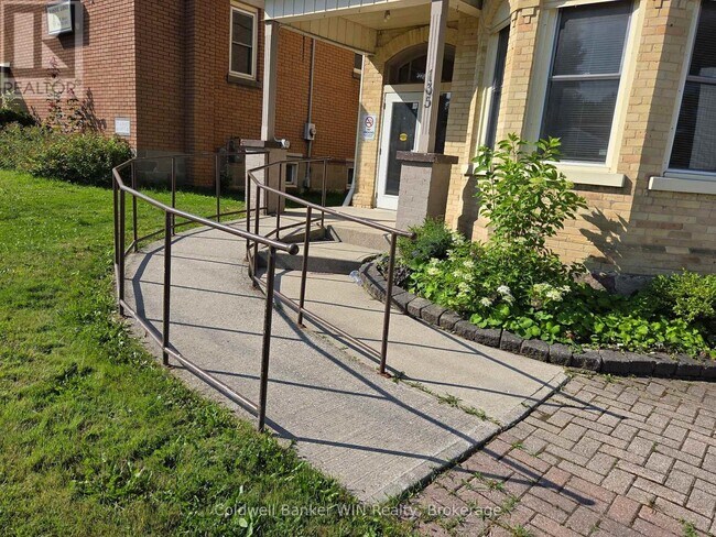 Photo - 135 Fergus St S