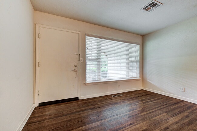 Photo - 1723 Churchill Way