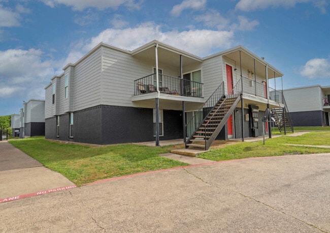 Exteriores encantadores: hermoso diseño comunitario con fácil acceso a su hogar. - Villa Rosita Apartments