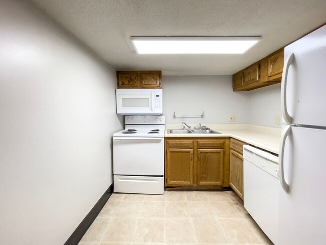 Building Photo - Short walk to Ball State! Unit 106-E