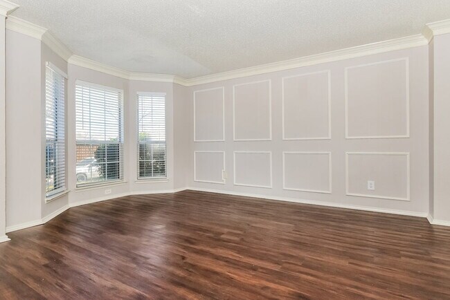 Photo - 5909 Iris Dr