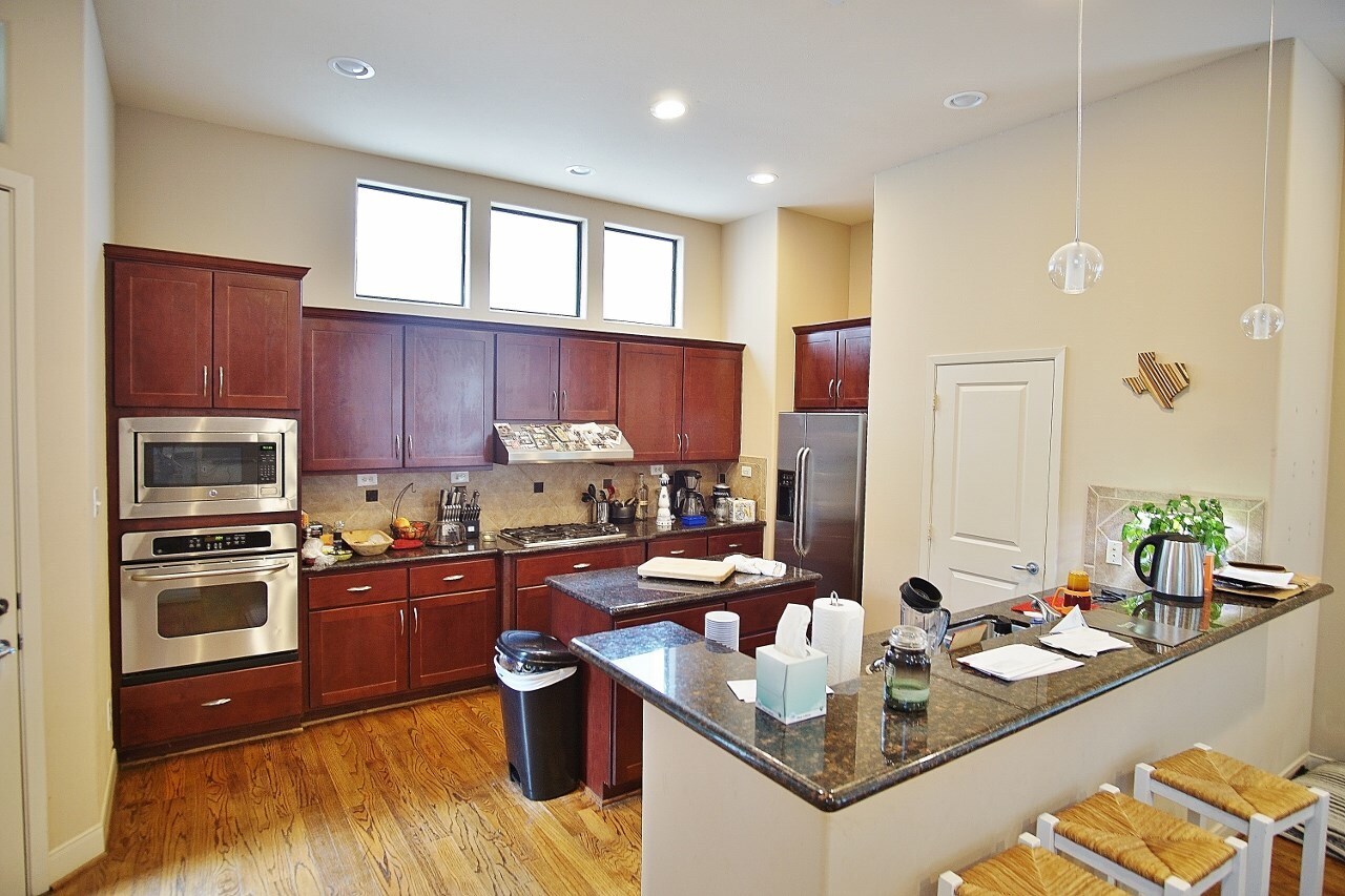 Photo - 818 Lester St