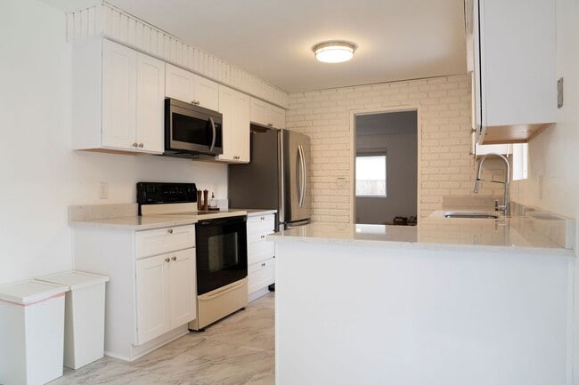 Building Photo - Newly Remodeled and Spacious 3 bedroom 2 b... Rental
